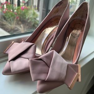 Beautiful satin heels, worn once for a wedding. Very comfortable.